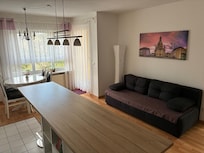 Wohnzimmer mit Couch und Essecke