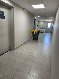 Muy deprimente el piso que nos toco. Adicional al ruido de los empleados cuando comienzan el turno