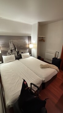 El tamaño de la habitación es pequeñito pero está bien y las cama se pueden mover