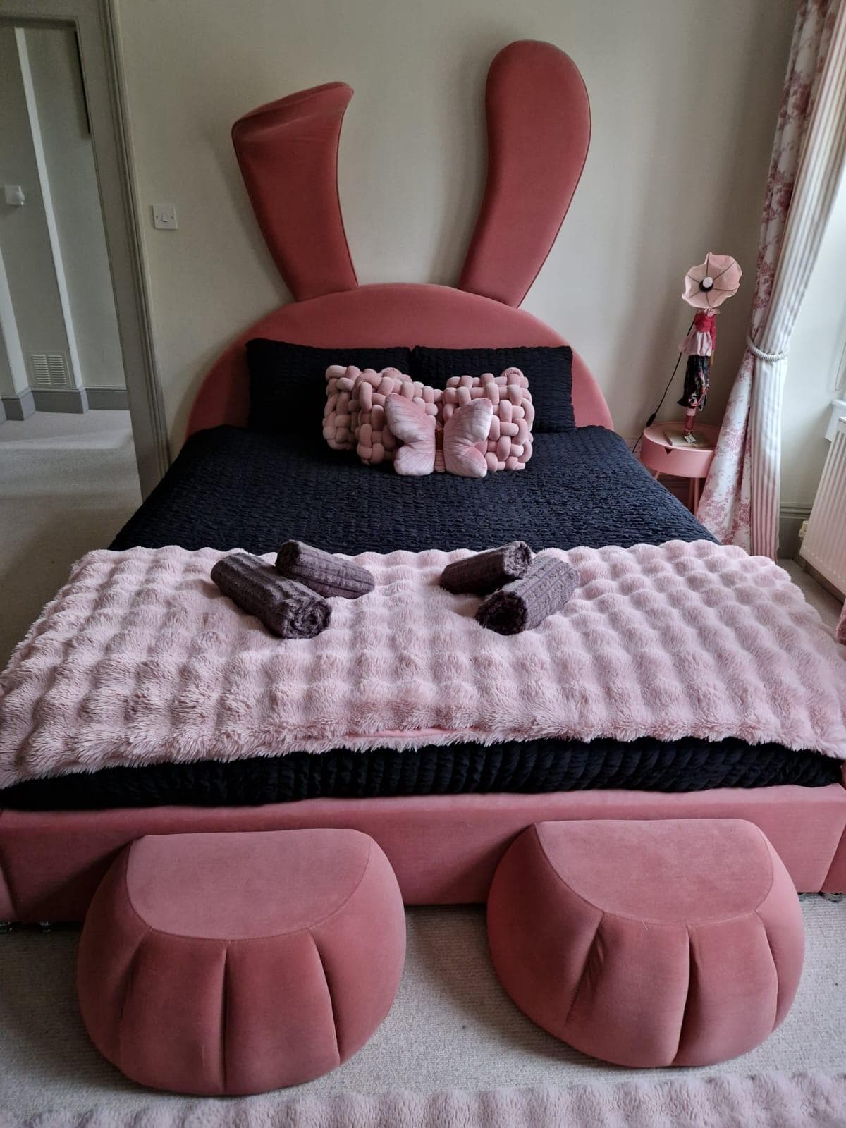 Such a cute bedroom.