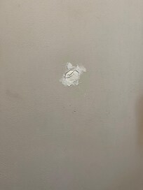 Eines der vielen Löcher in der Wand