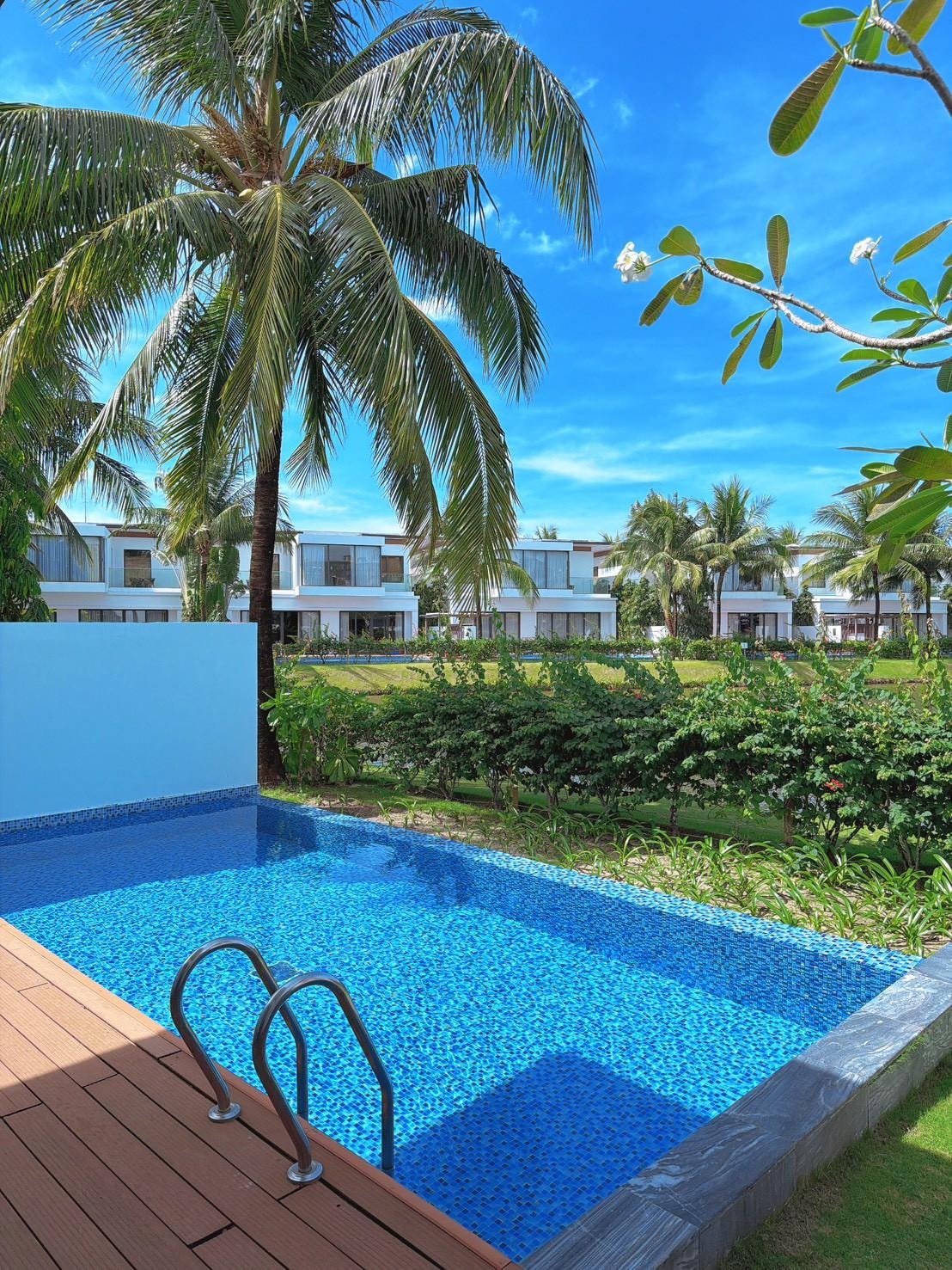 ヴィラのプールからの景色は池でした