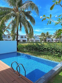 ヴィラのプールからの景色は池でした