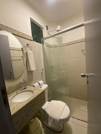 Banheiro é pequeno, mas perfeito para o uso necessário