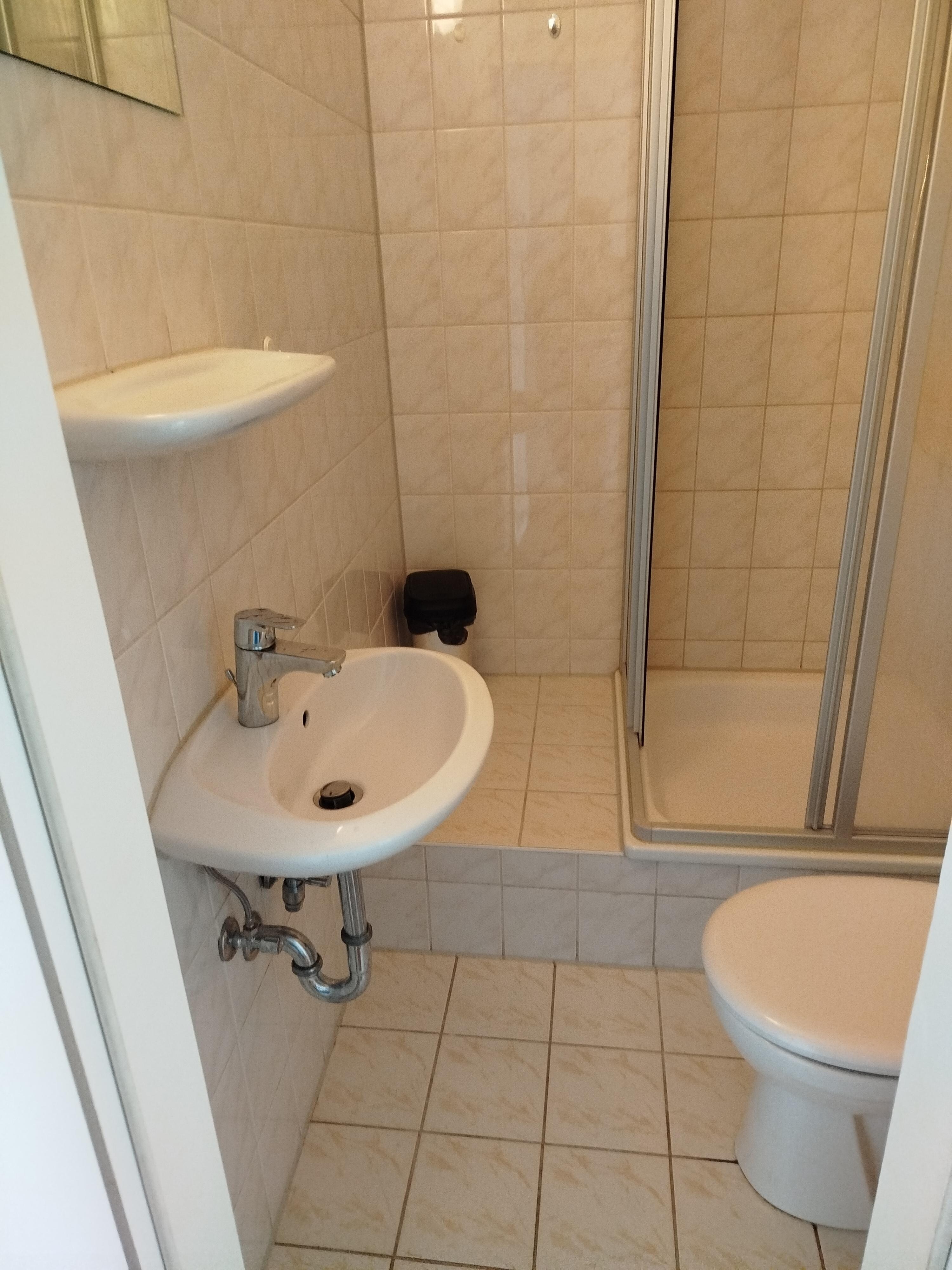 Absatz zur Dusche sehr hoch für ältere Menschen.