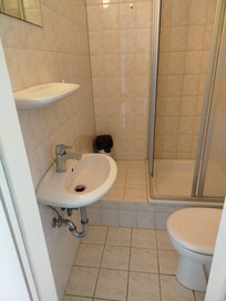 Absatz zur Dusche sehr hoch für ältere Menschen.