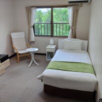 ベッドのほかイス、ミニテーブルもありました。