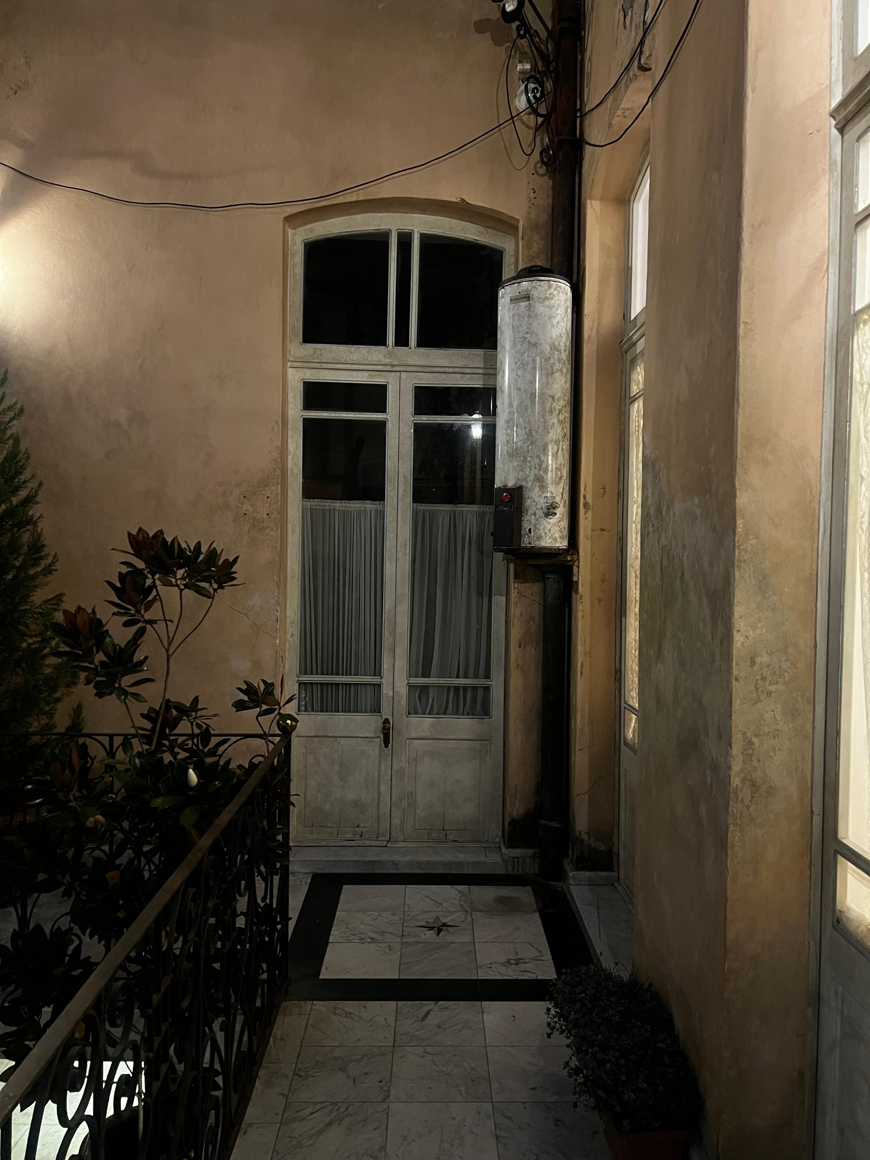 Cabe destacar que televisa en ocaciones utiliza utiliza la propiedad para hacer filmaciones de novelas y eso. Entonces hacen que los muros se vean descuidados y viejos pero es por la producción no porque el lugar esté descuidado 