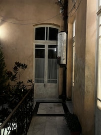 Cabe destacar que televisa en ocaciones utiliza utiliza la propiedad para hacer filmaciones de novelas y eso. Entonces hacen que los muros se vean descuidados y viejos pero es por la producción no porque el lugar esté descuidado