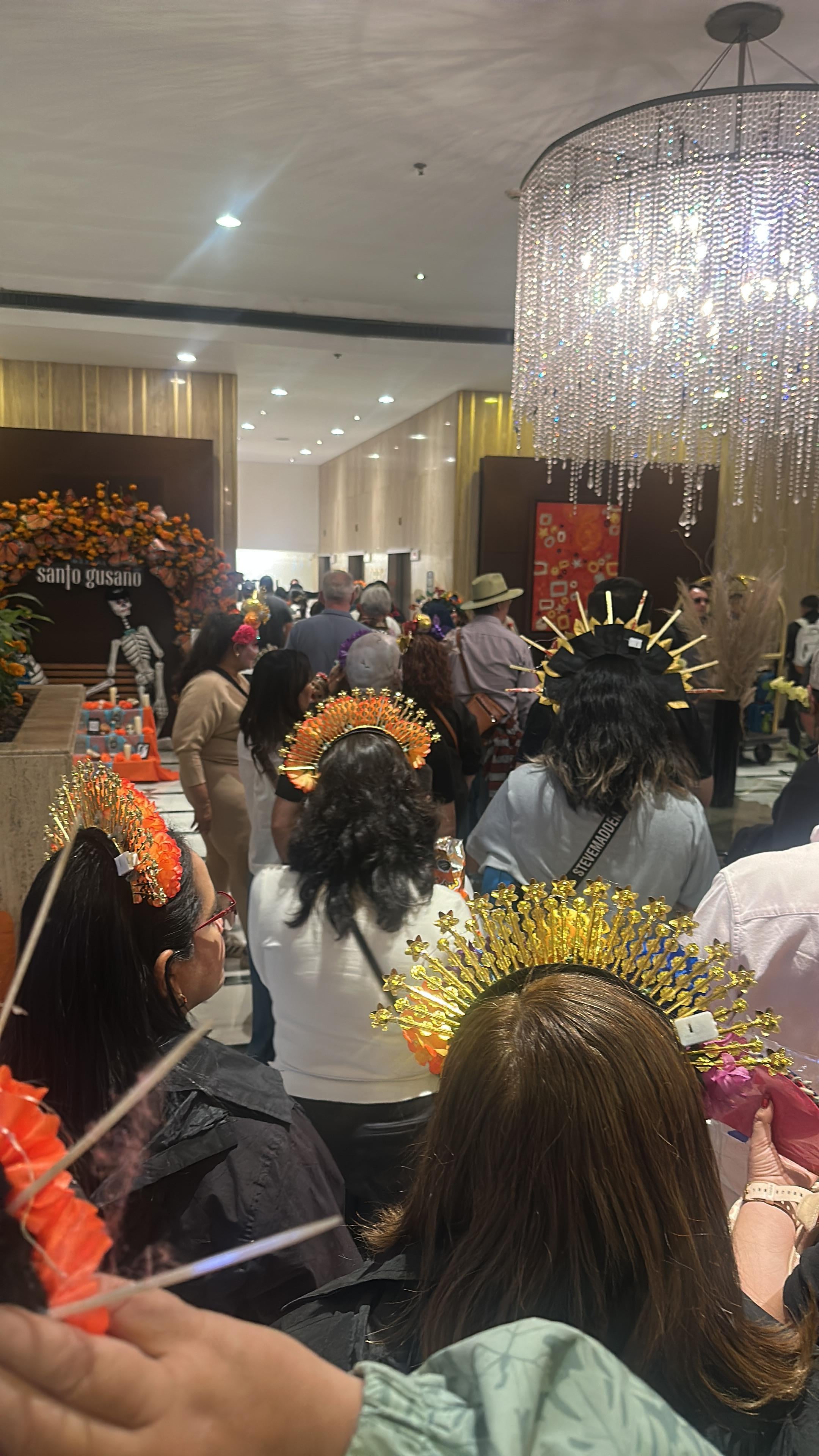 Día de muertos fila para usar el elevador 