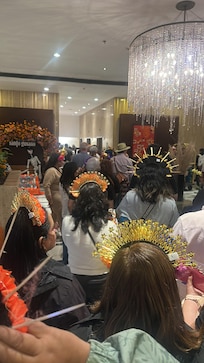 Día de muertos fila para usar el elevador