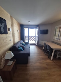 Pièce de vie avec canapé-lit