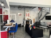 Salon séjour et cuisine avec la mésanine