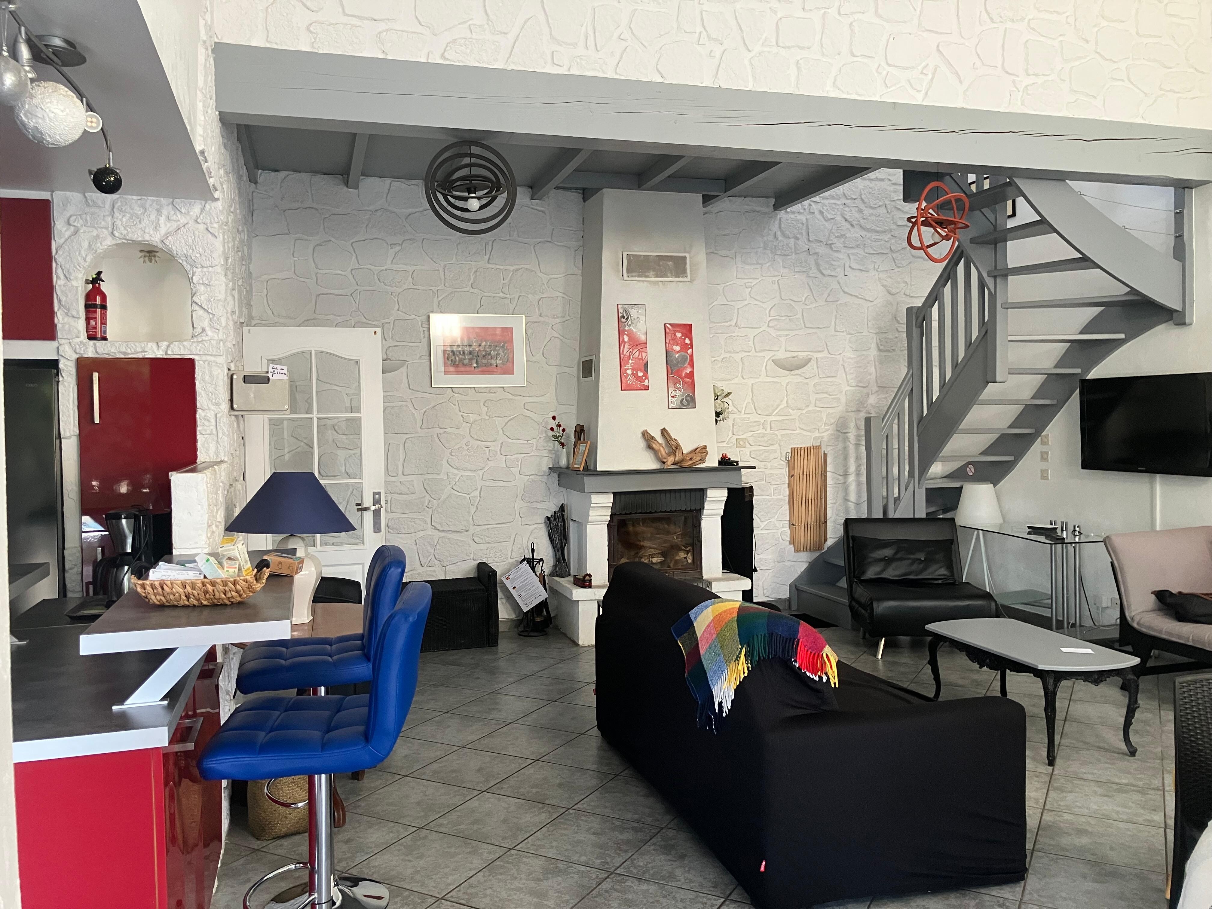 Salon séjour et cuisine avec la mésanine