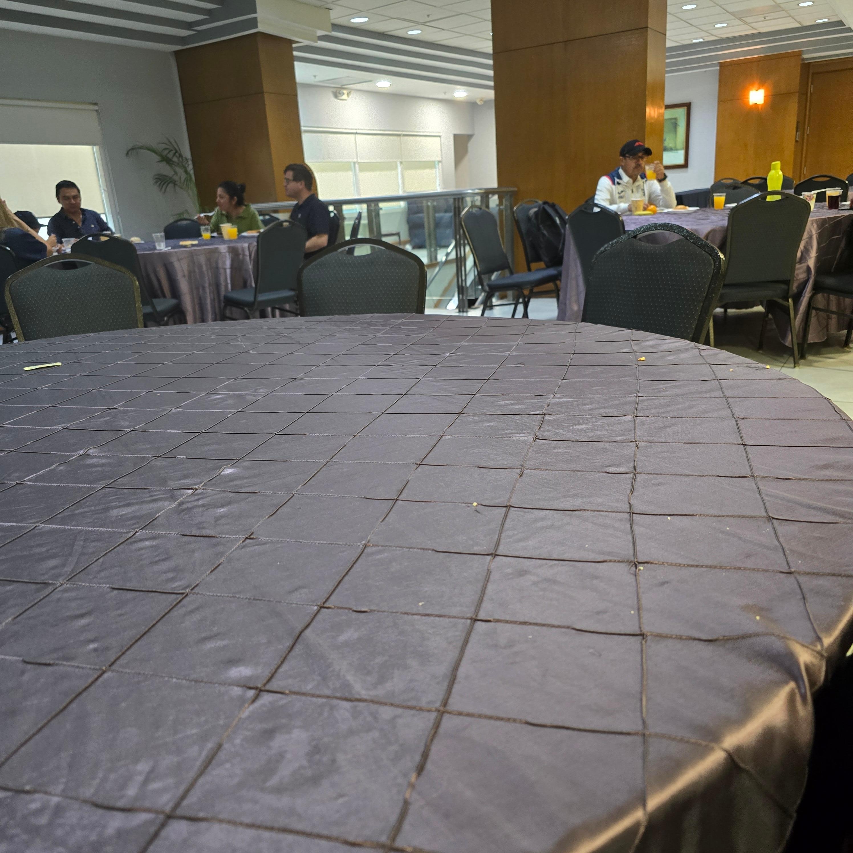 Aqui nos tenían comiendo porque no nos permitían entrar al restaurante 