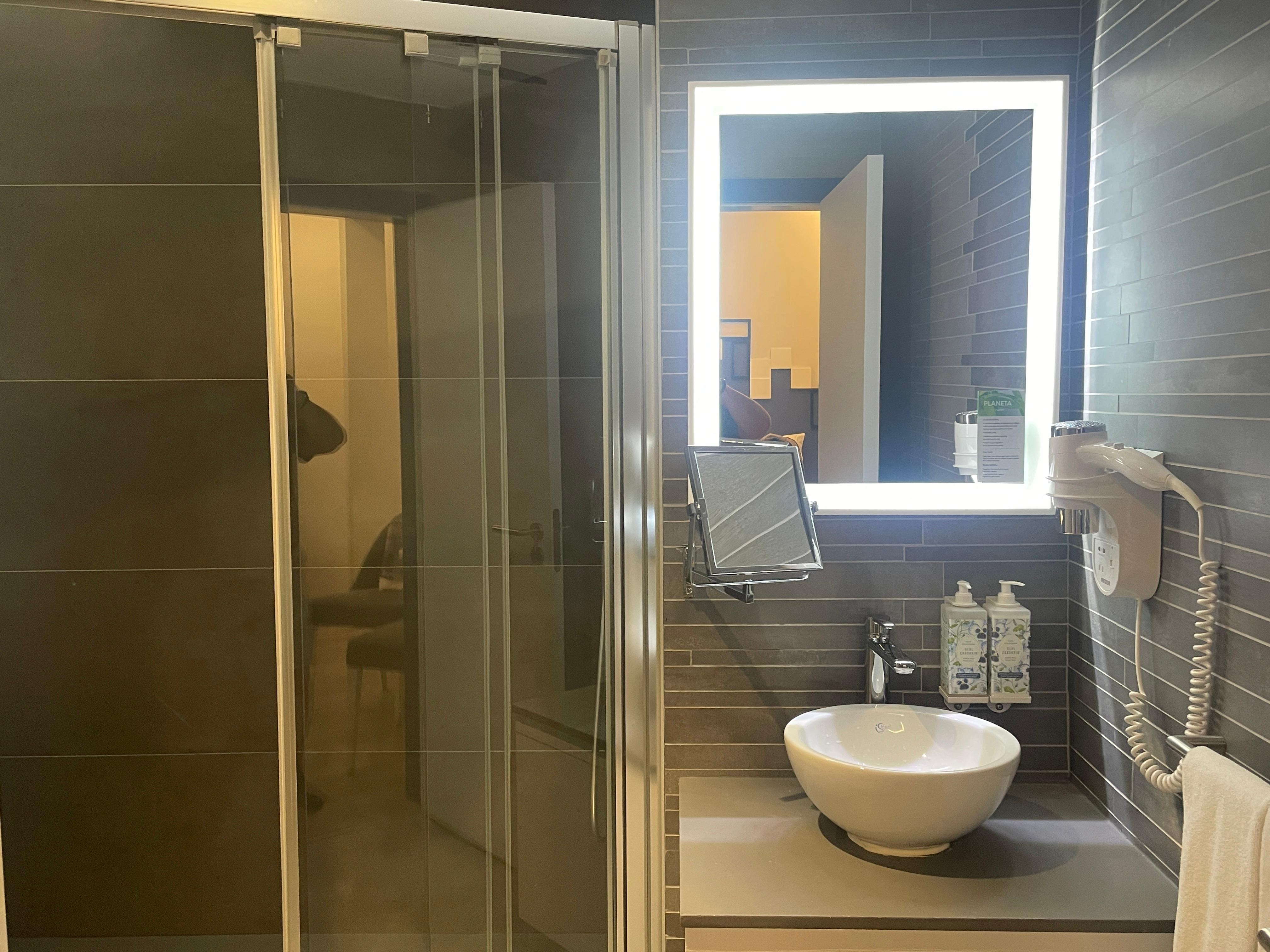 Chambre de bain moderne et bien équipée 

