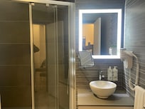 Chambre de bain moderne et bien équipée
