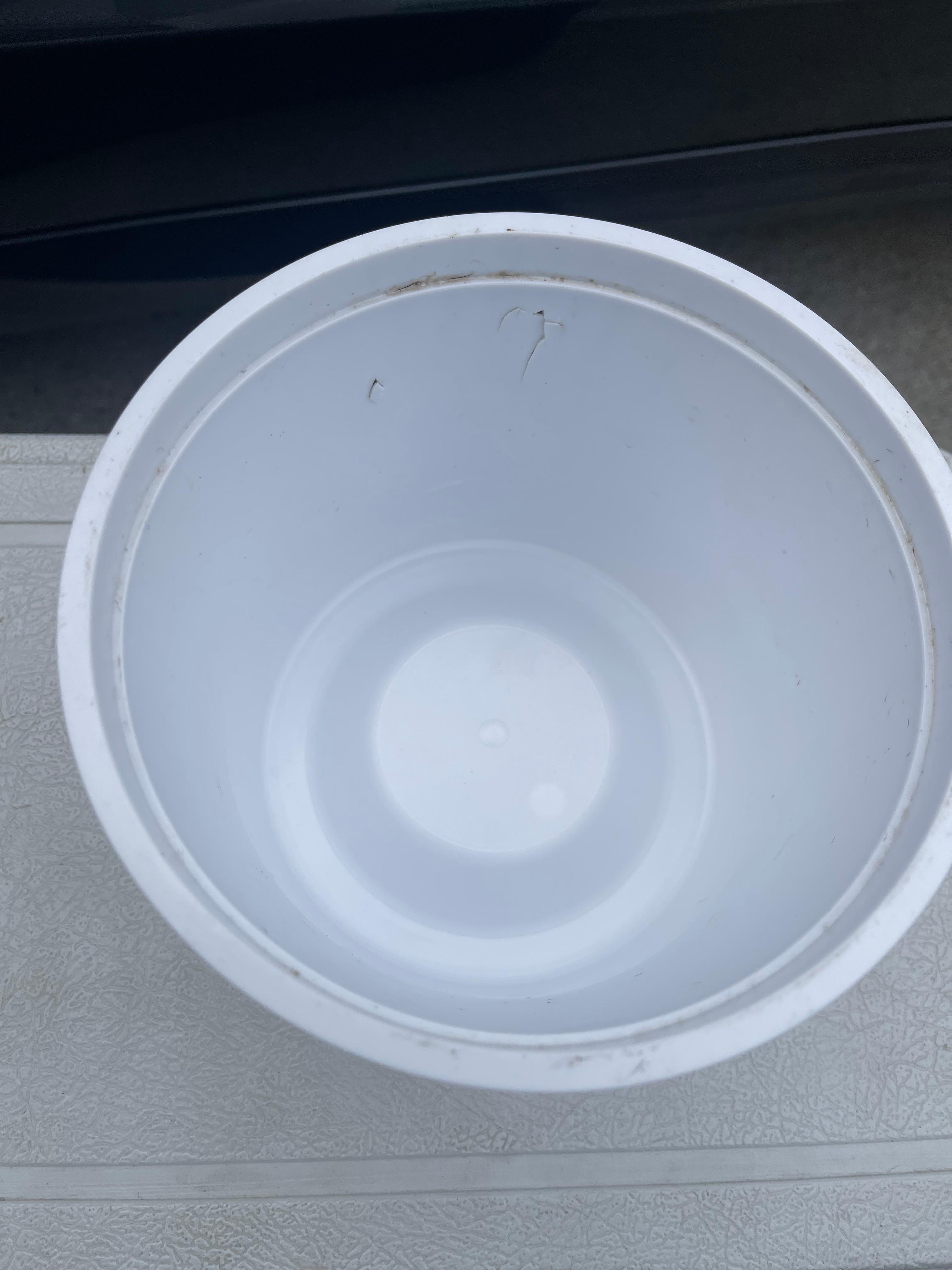 Dirty ice bucket 