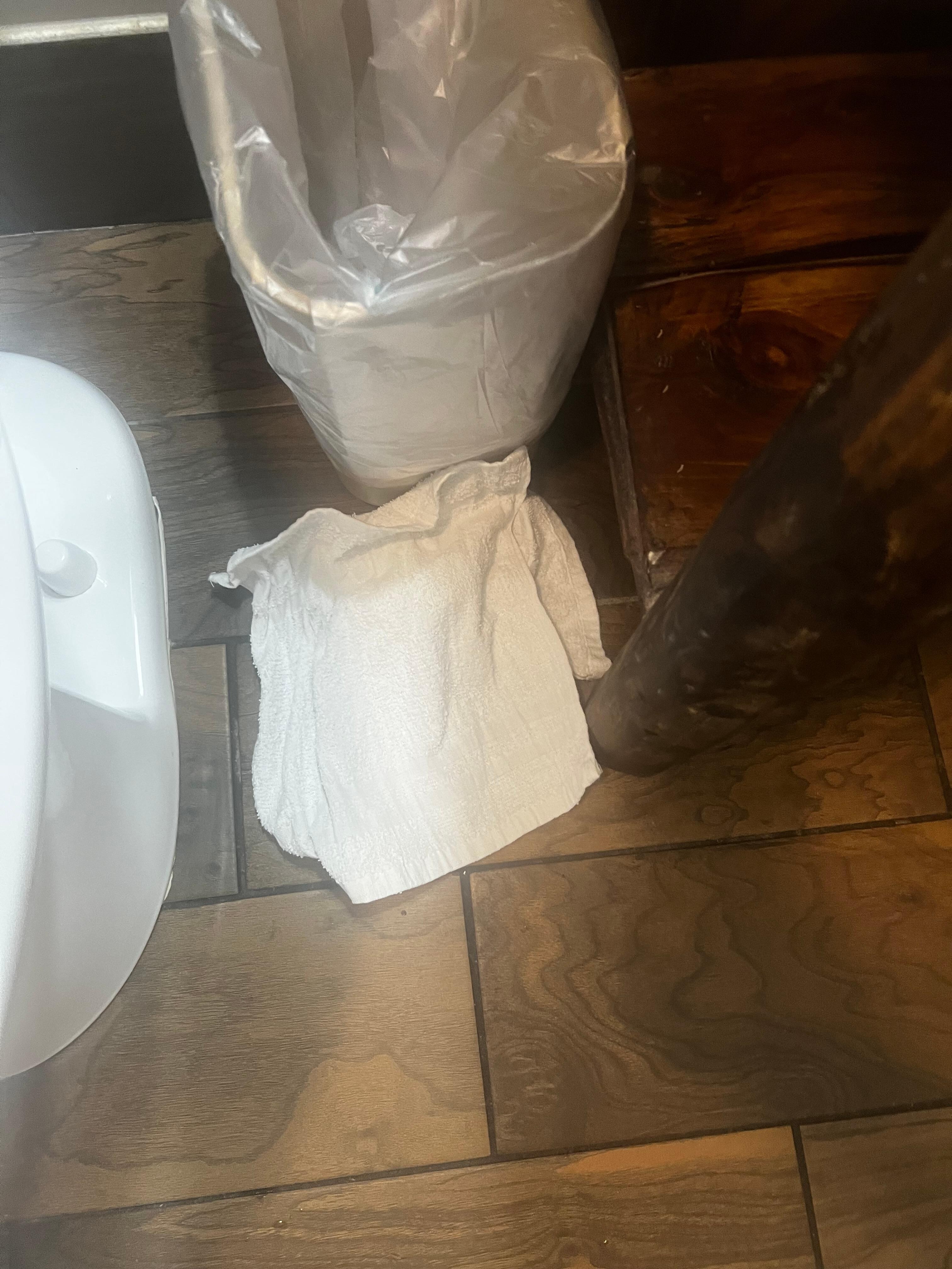 There were towels left in the bathroom from the last person who rented this room. 
