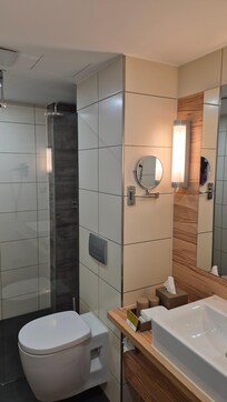 Bad mit ebenerdiger Dusche und erhöhtem WC