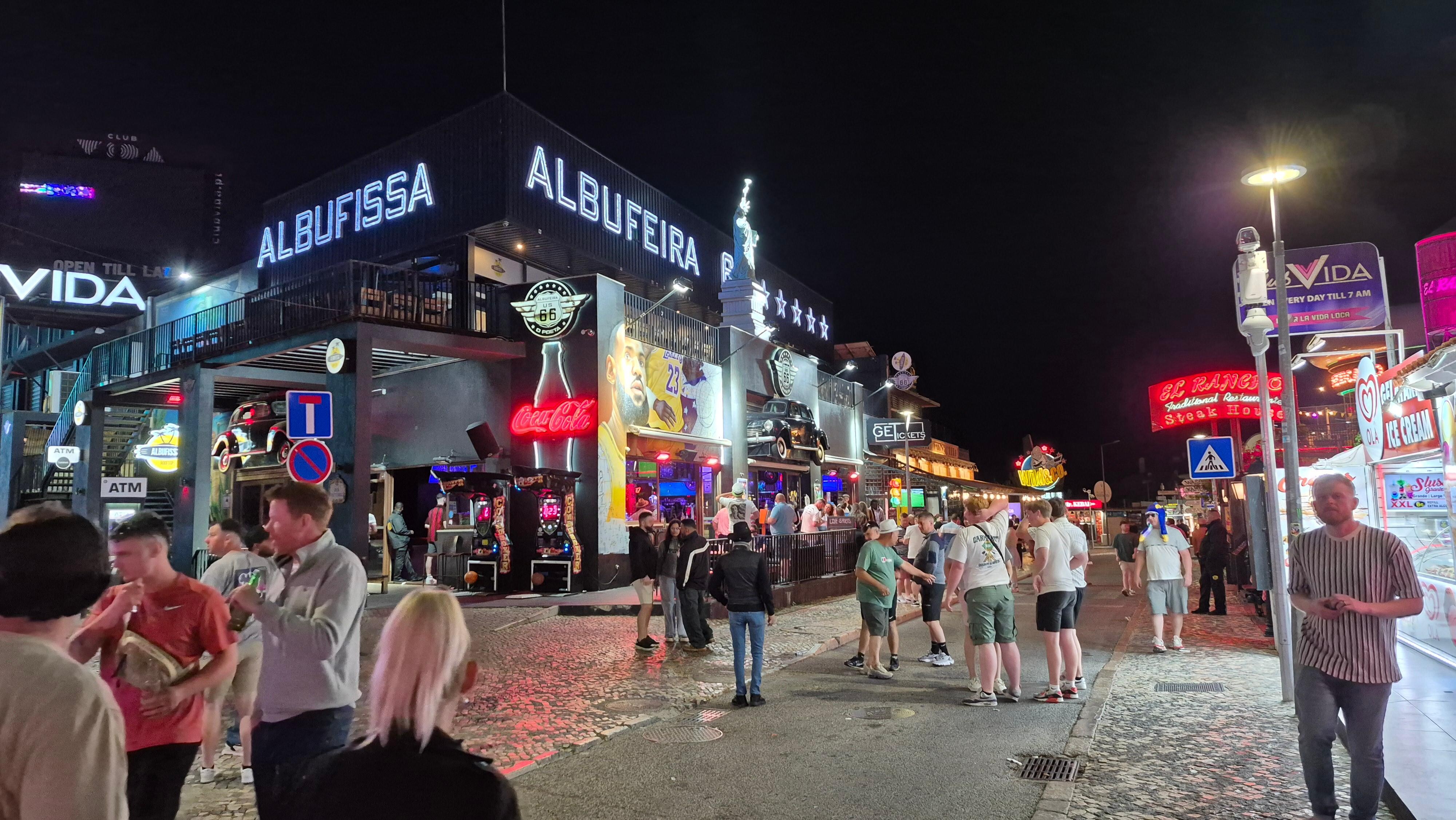 la rue principale d'Albufeira