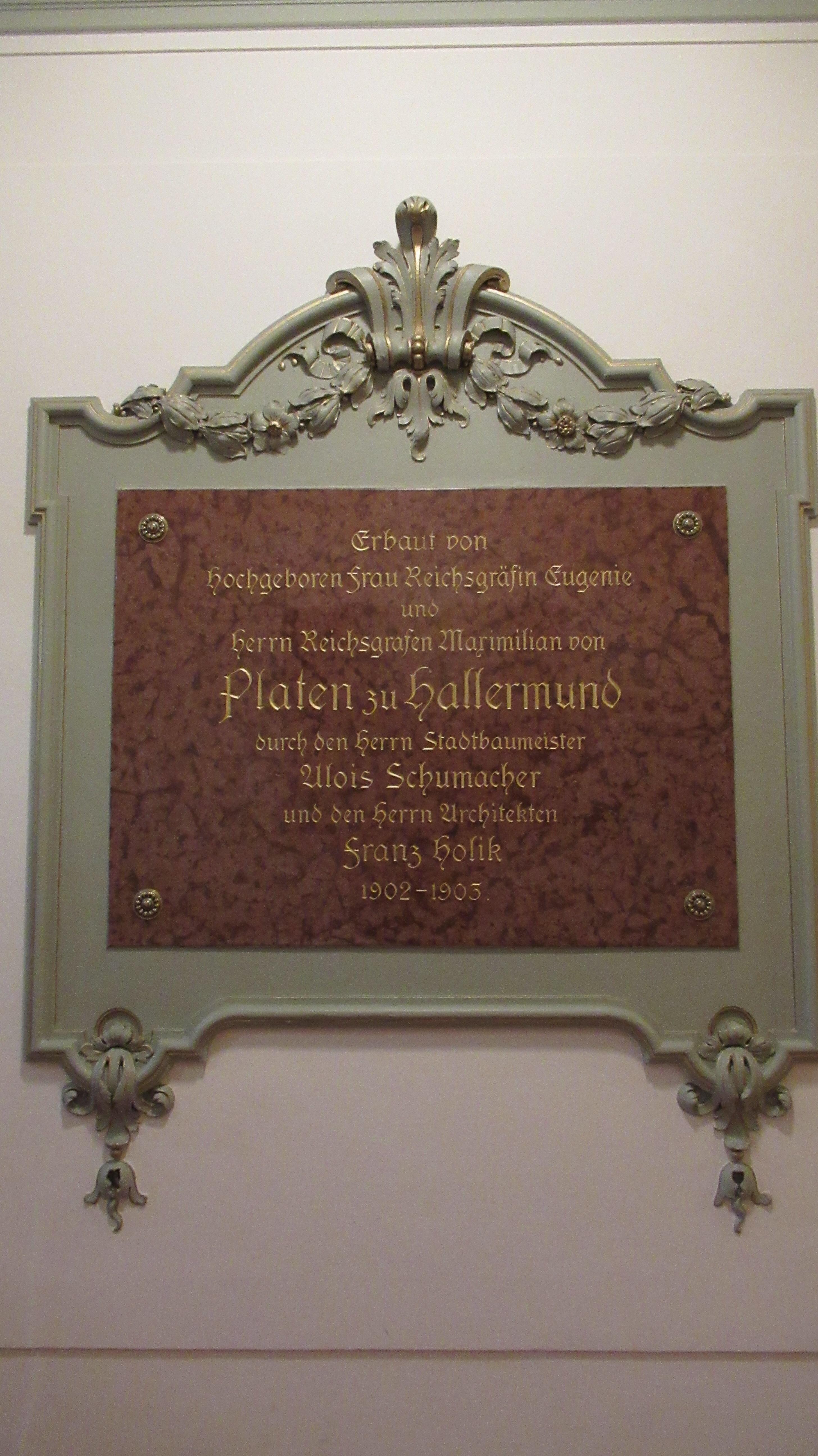 Description of the building in the entrance hall