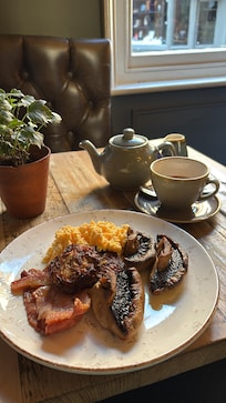 I only wanted half the breakfast. Add sausage, black pudding toast and beans