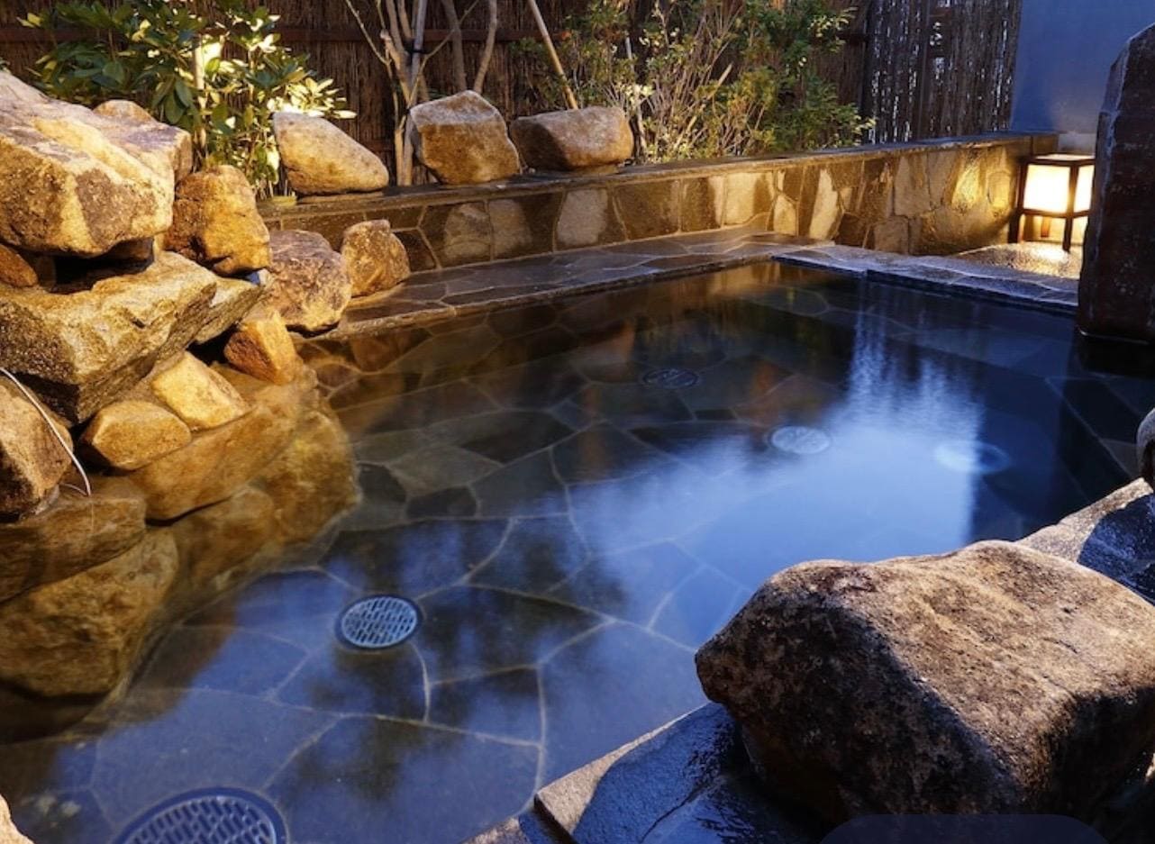 Hotspot of a wonderful variety of amenities. Also after you finish your hot spa, you can have ice blocks and ice creams complementary of the hotel.