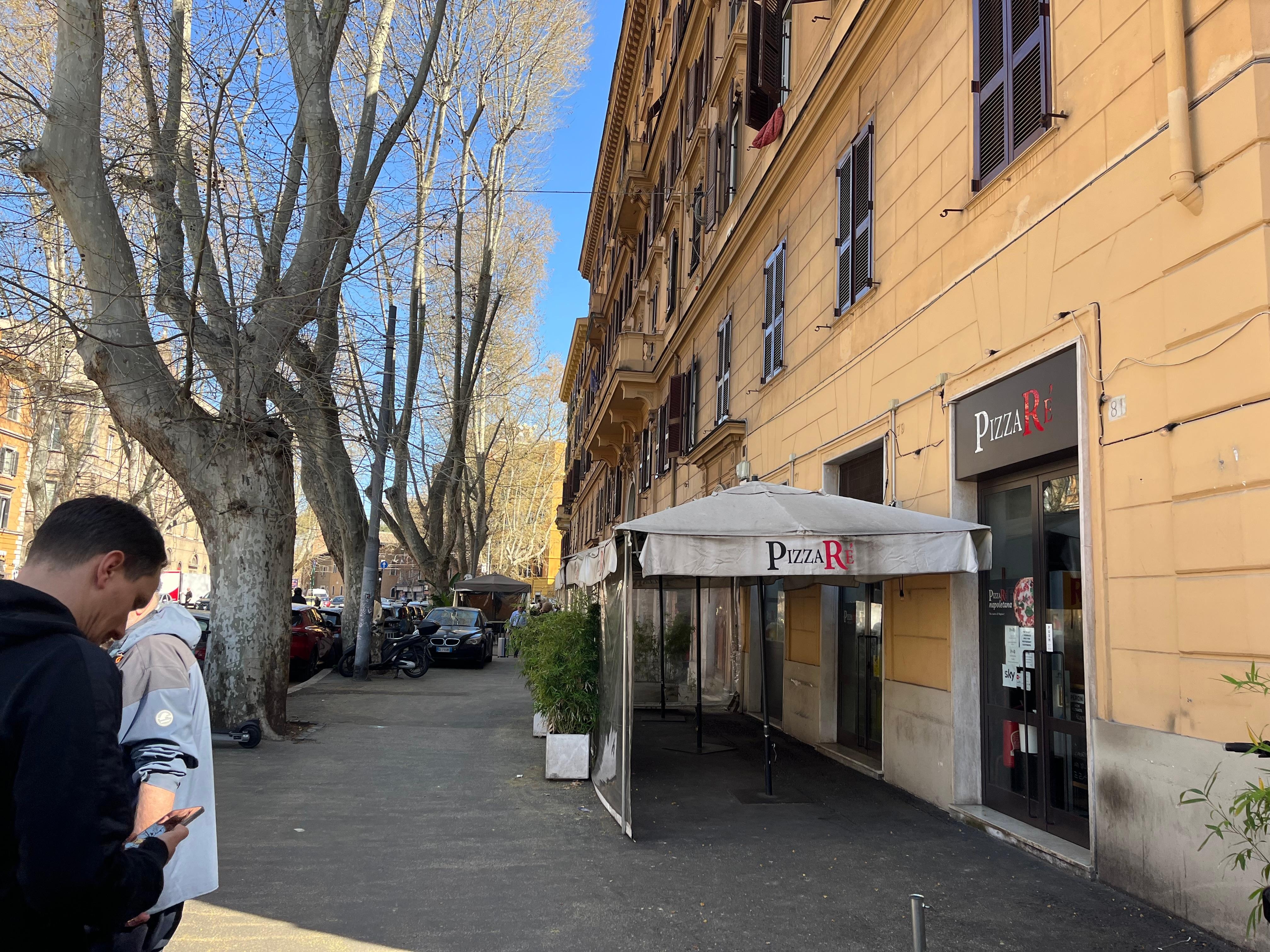 Hotellet ligger lige oven på et pizzaria. 