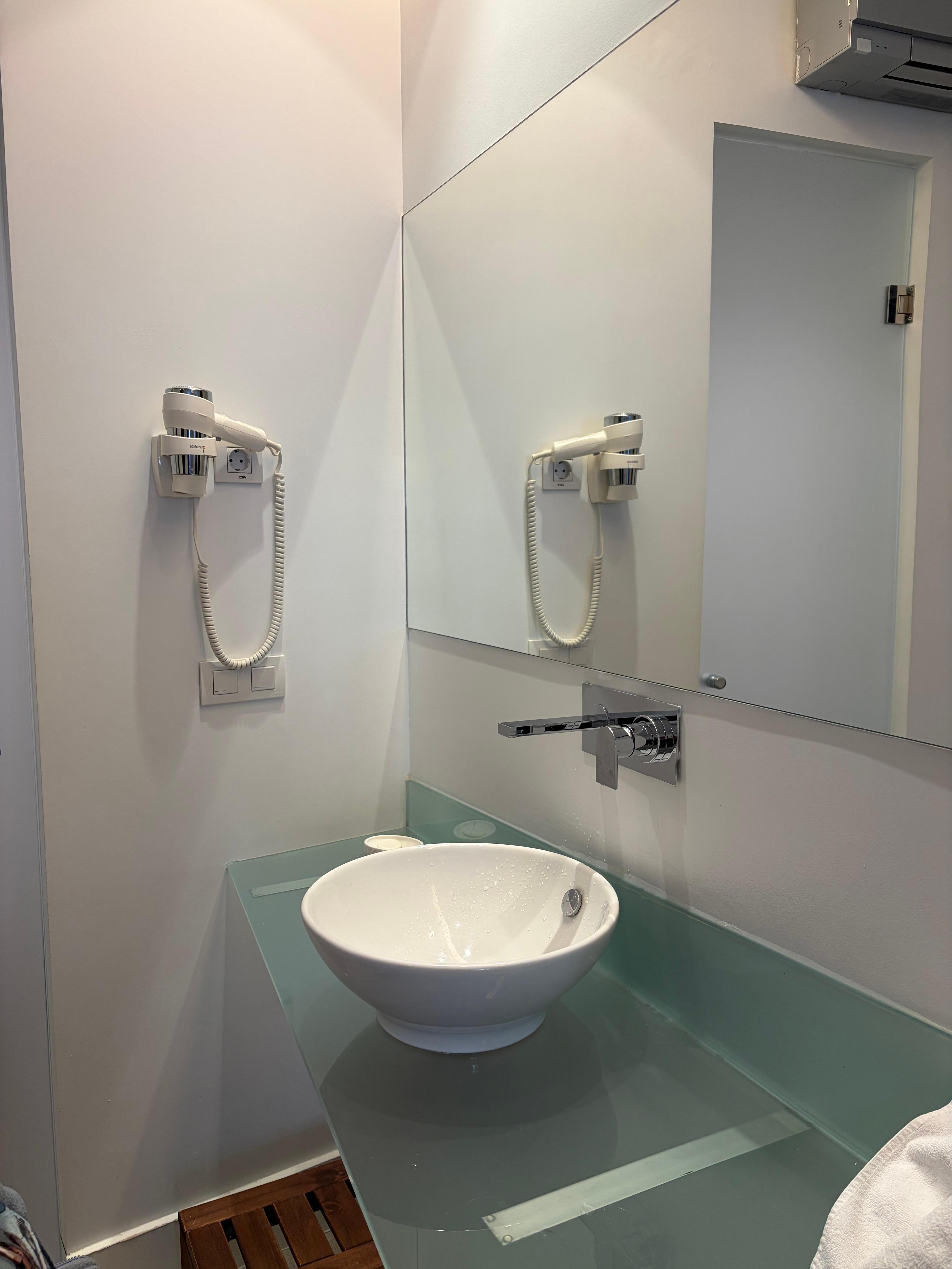 El baño muy bien, excelente regadera pero me gustaría que tuviera algunas amenidades como pañuelos tisú, crema y acondicionador. 