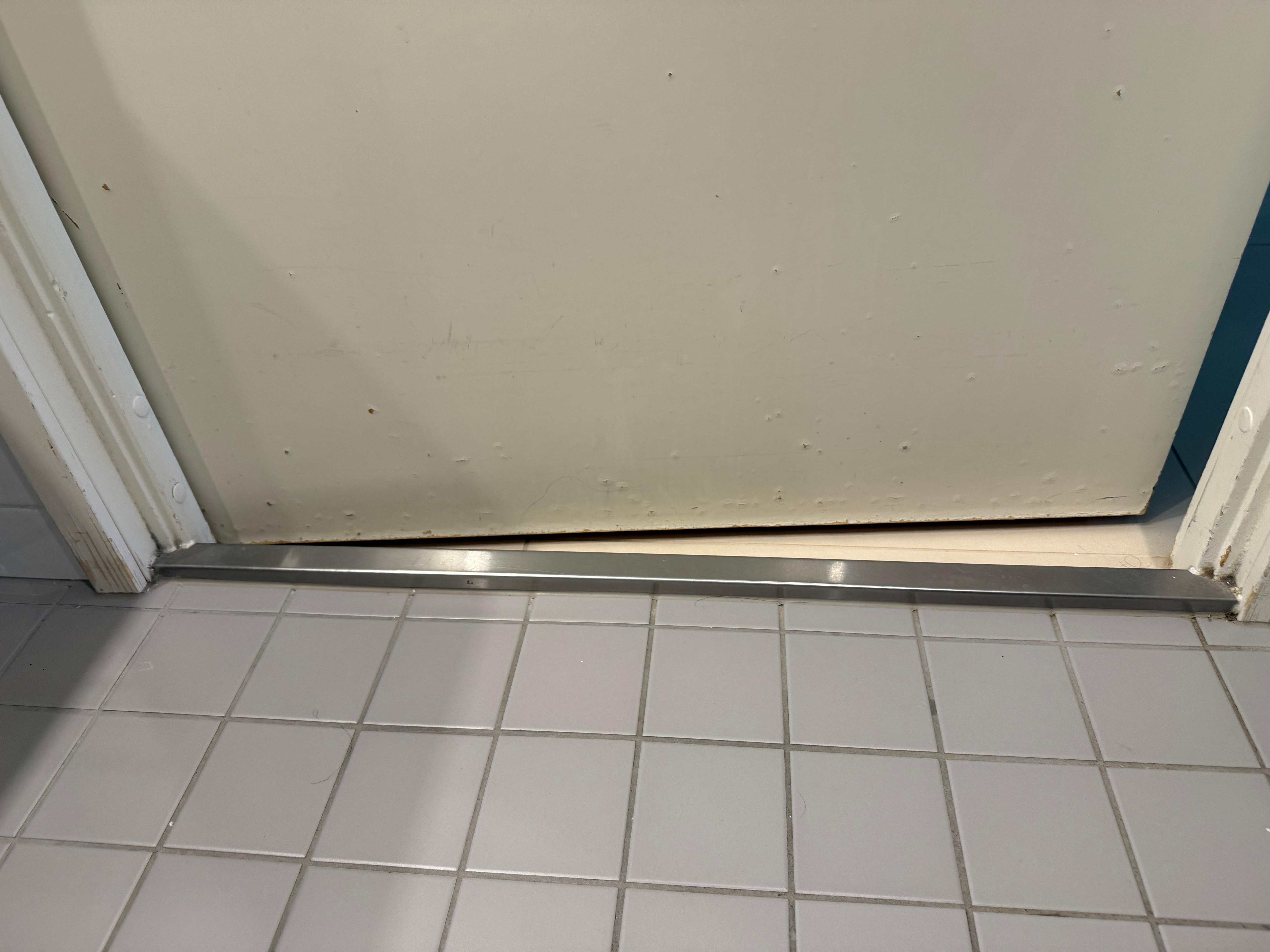 Badezimmertüre von innen scheusslich. 