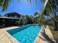 La piscine et son jardin partagés