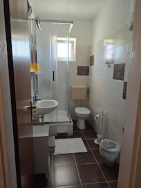 Badet. Deilig dusj og alt godt vedlikeholdt.