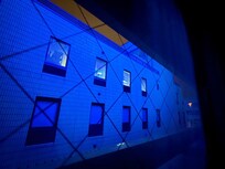 窓の外は夜でも明るいです