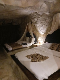 Room showing twin beds