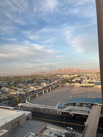 Ausblick auf die Berge und die Monorail