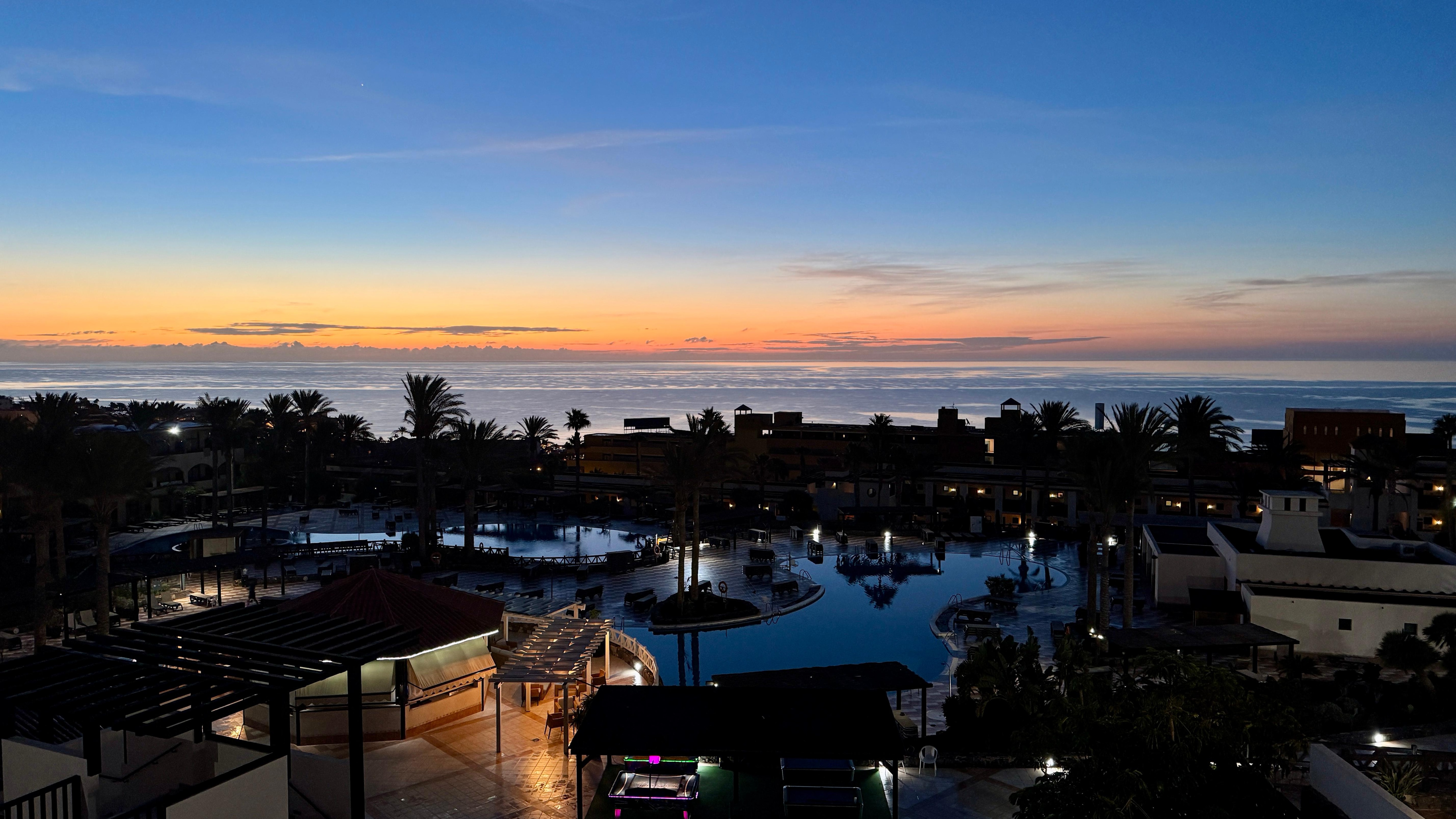 Aussicht aus Zimmer auf Anlage und Pool (Deluxe Suite mit Meerblick)