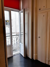 Second sitting area/bedroom