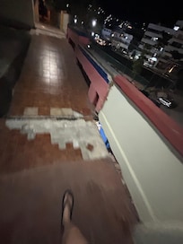 Aquí se ve el pasillo de otra vista, pasas y se siente movimiento la verdad por nuestra seguridad nos salimos de ahí.