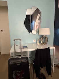 Artig speil og lampedesign