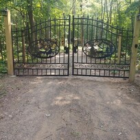 You can see the chain and lock on this picture