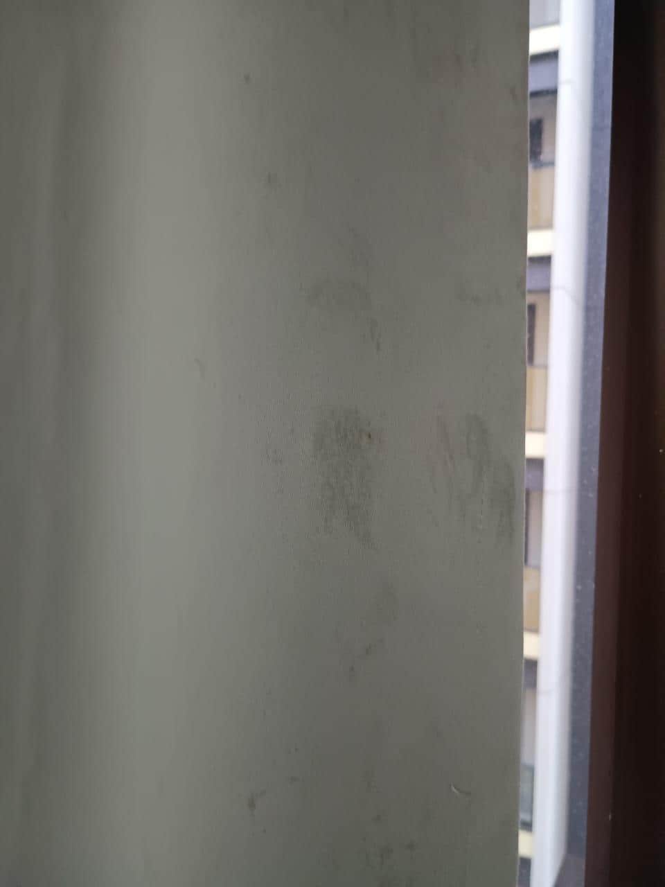 cortina muito suja, não tem onde pegar nela