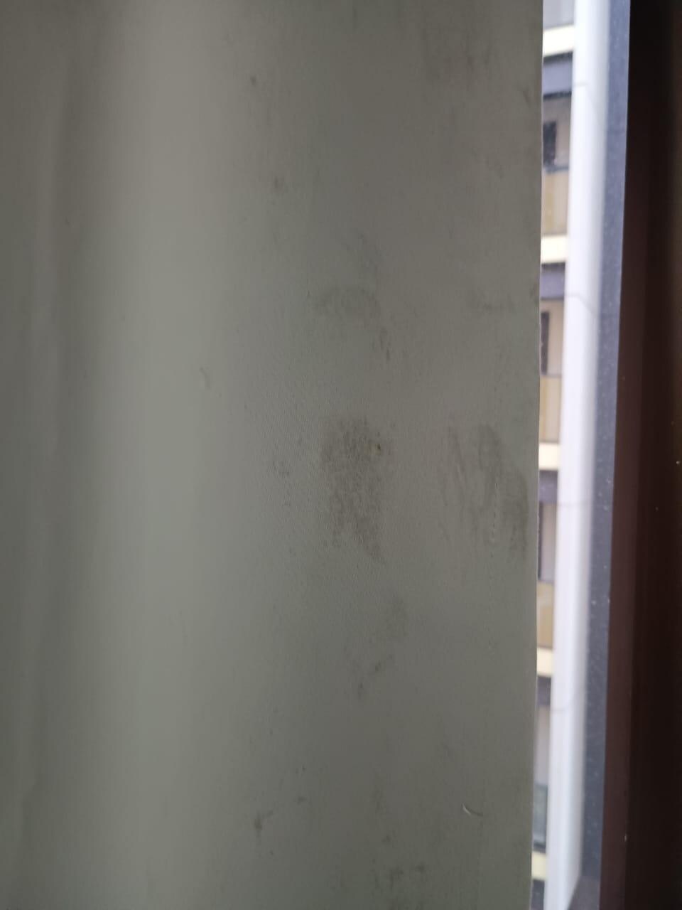 cortina muito suja, não tem onde pegar nela