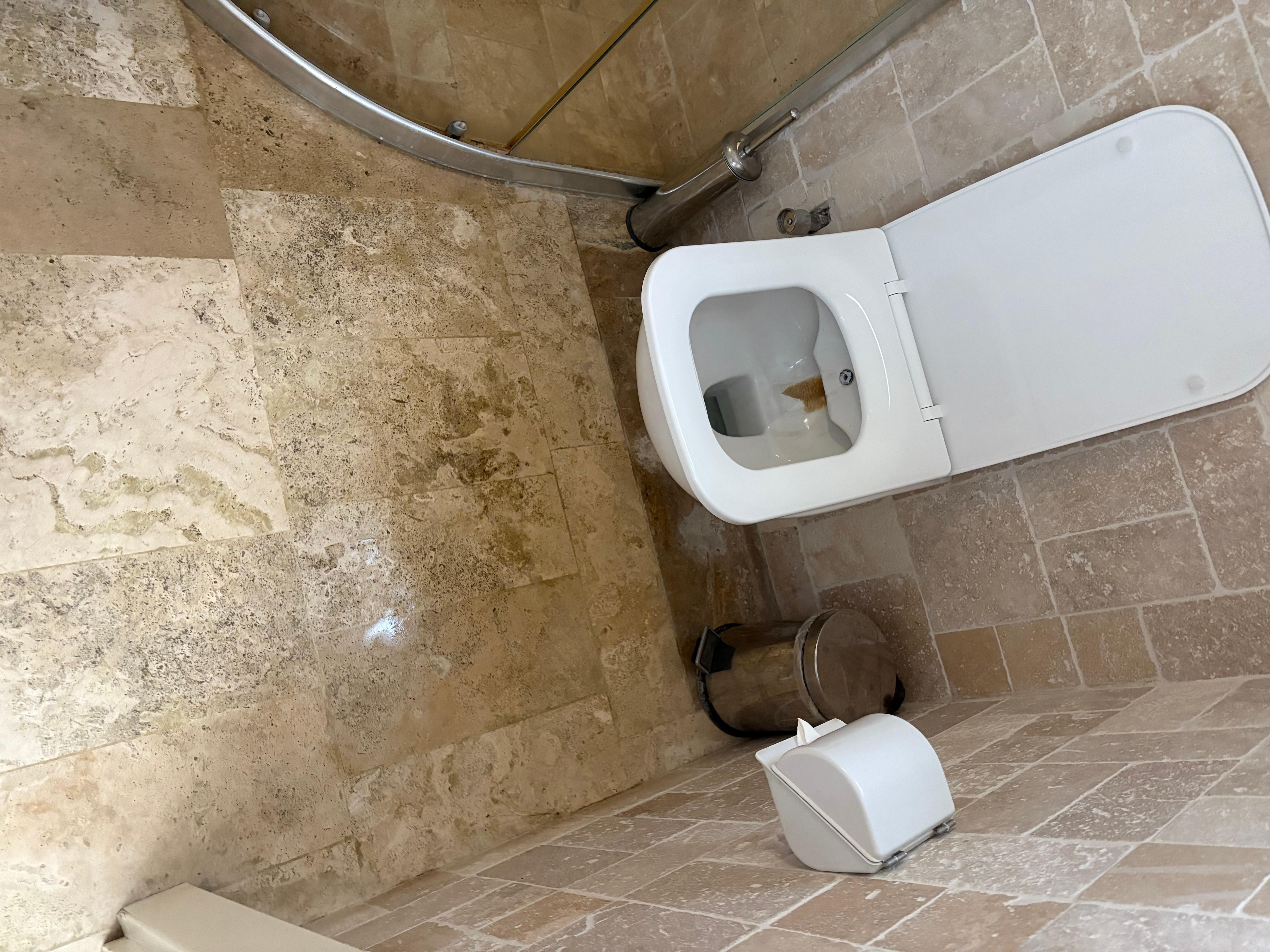 Tuvalet durumu, yerler ıslak su birinkimtili