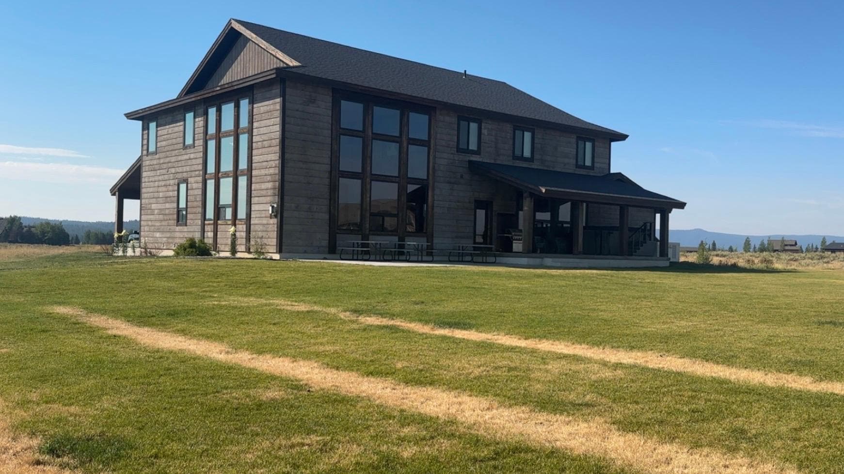 Beautiful house with big windows that fully took advantage of the beautiful views there. 