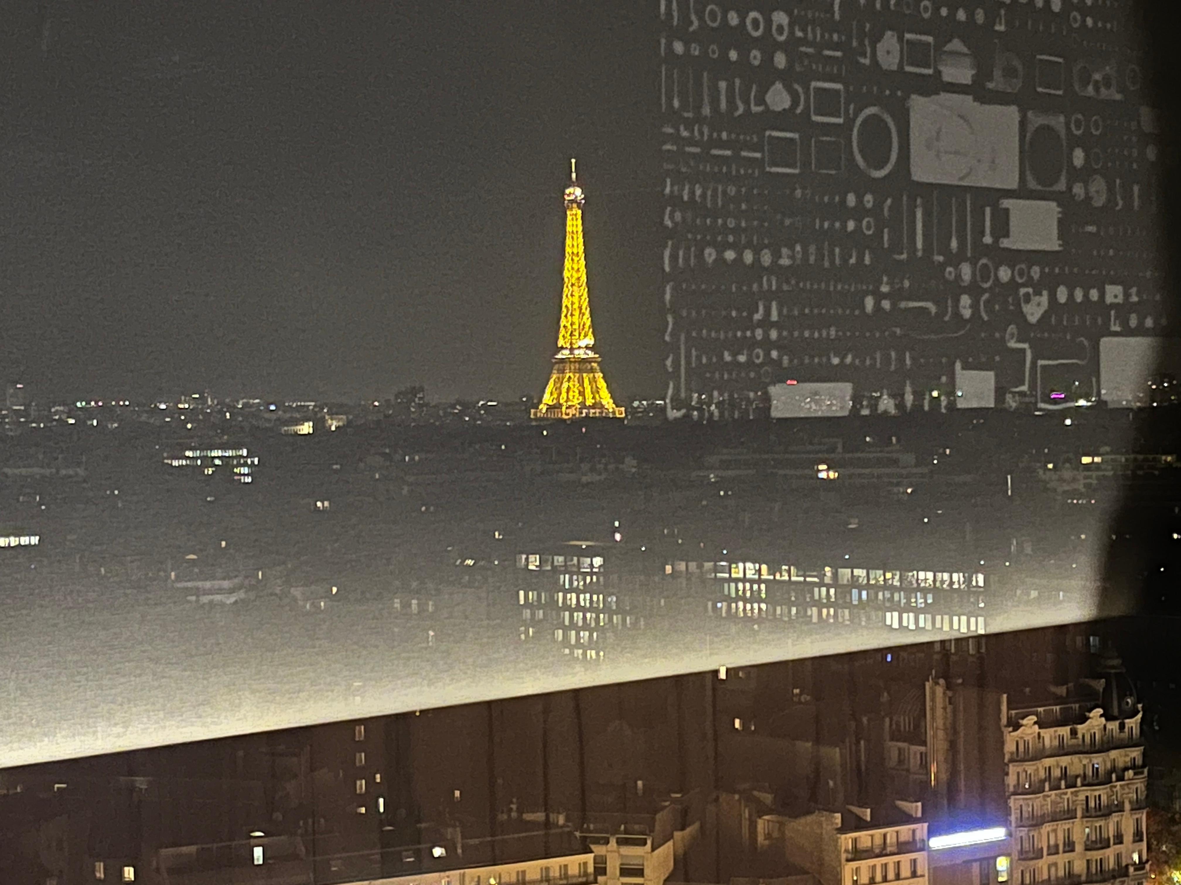 방에서 에펠탑 야경을..^^