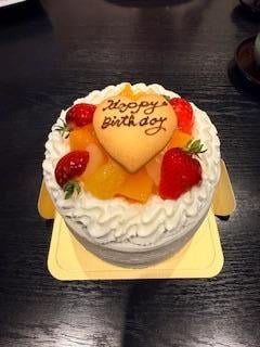 妻の誕生日のお祝いに用意していただいたケーキ。甘すぎずとてもおいしかったです。