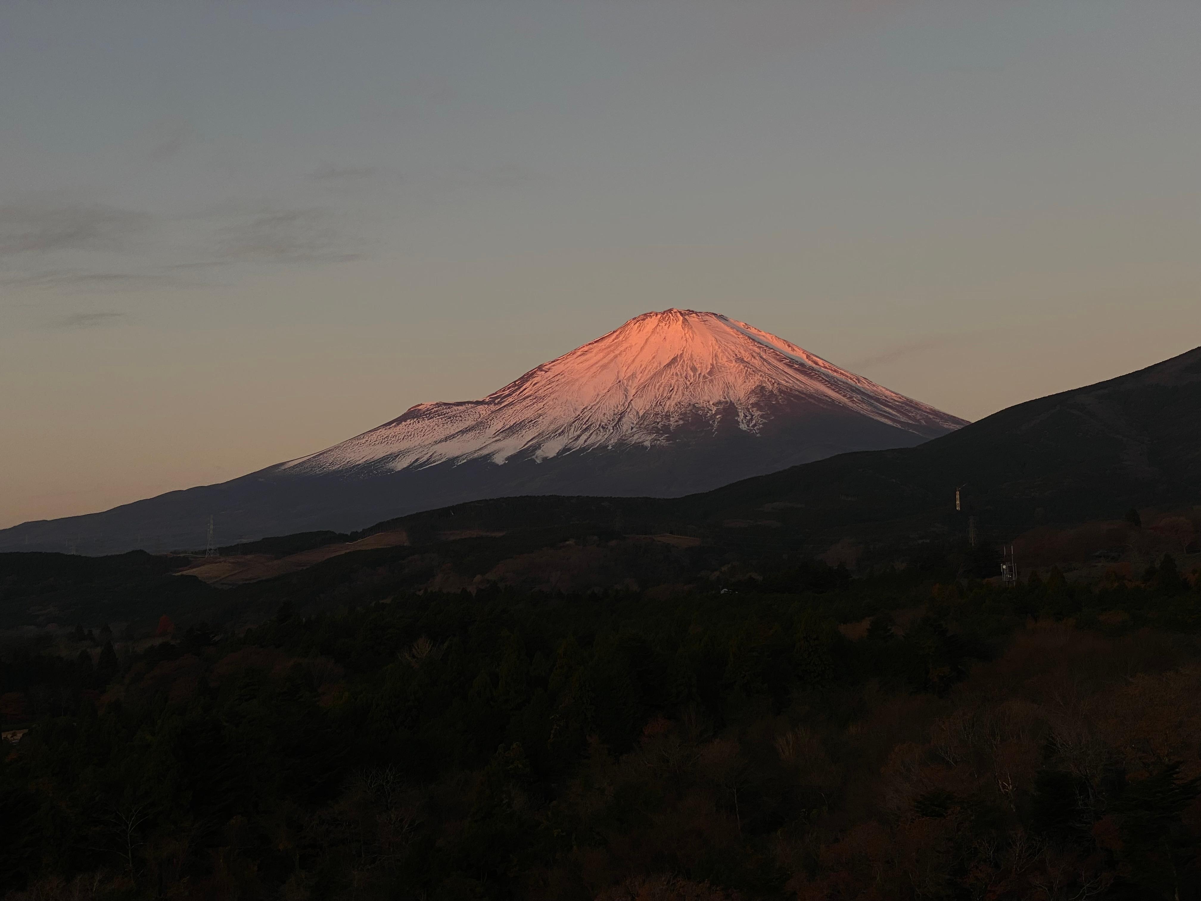朝日を浴びる紅富士の眺め