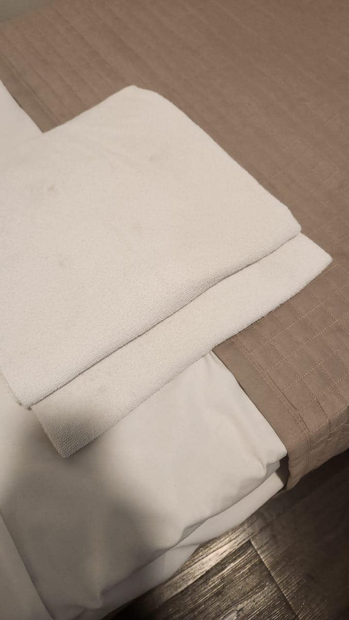 Depois de solicitarmos as toalhas, porque não tinha, as mesmas da finura de um lençol.