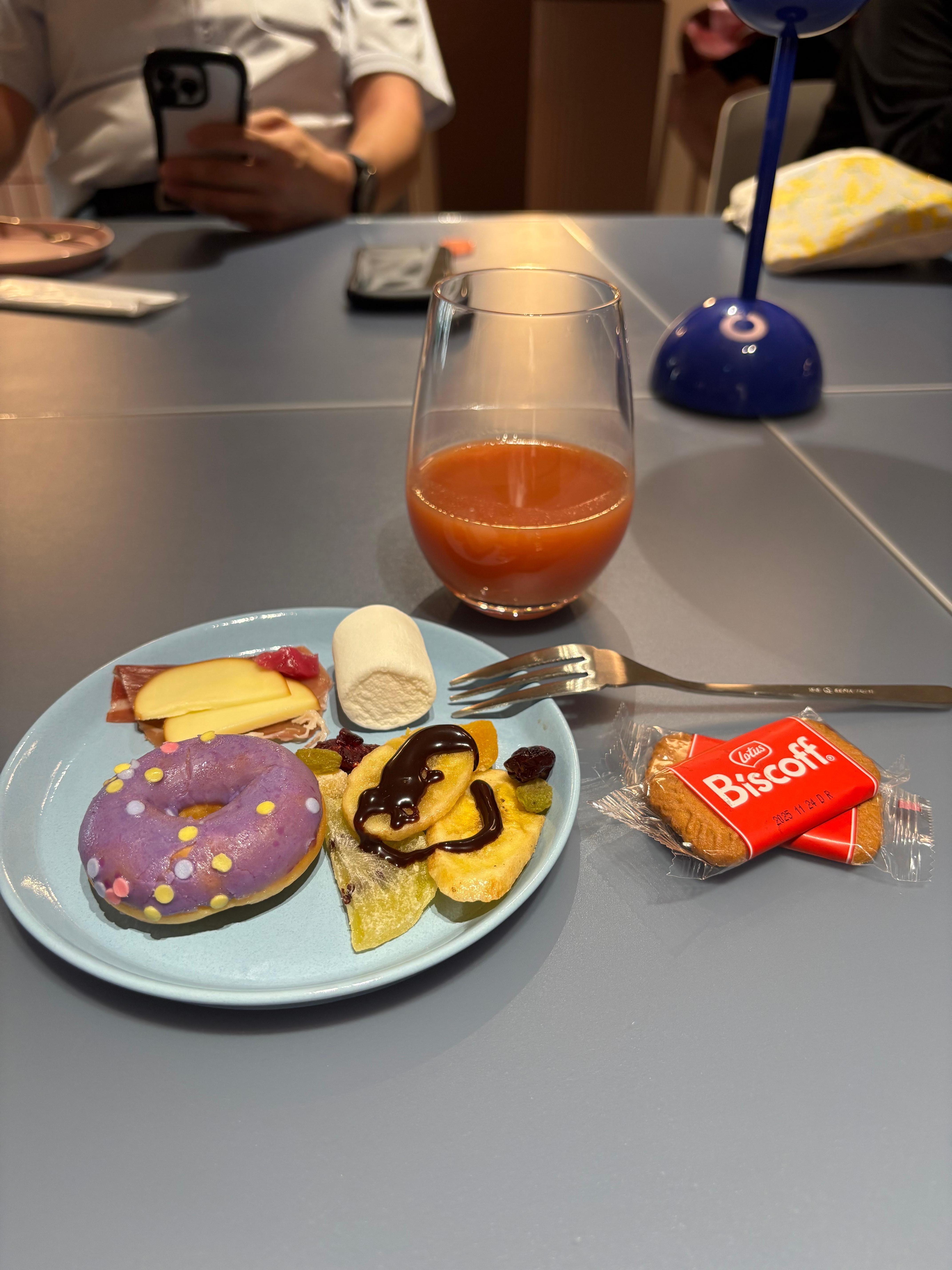 酒店在afternoon tea (14:00-17:00) 和 evening cocktail (17:00-21:00) 這兩段時間在Lounge都有免費的茶點及飲品供應，味道不錯，十分抵讚！